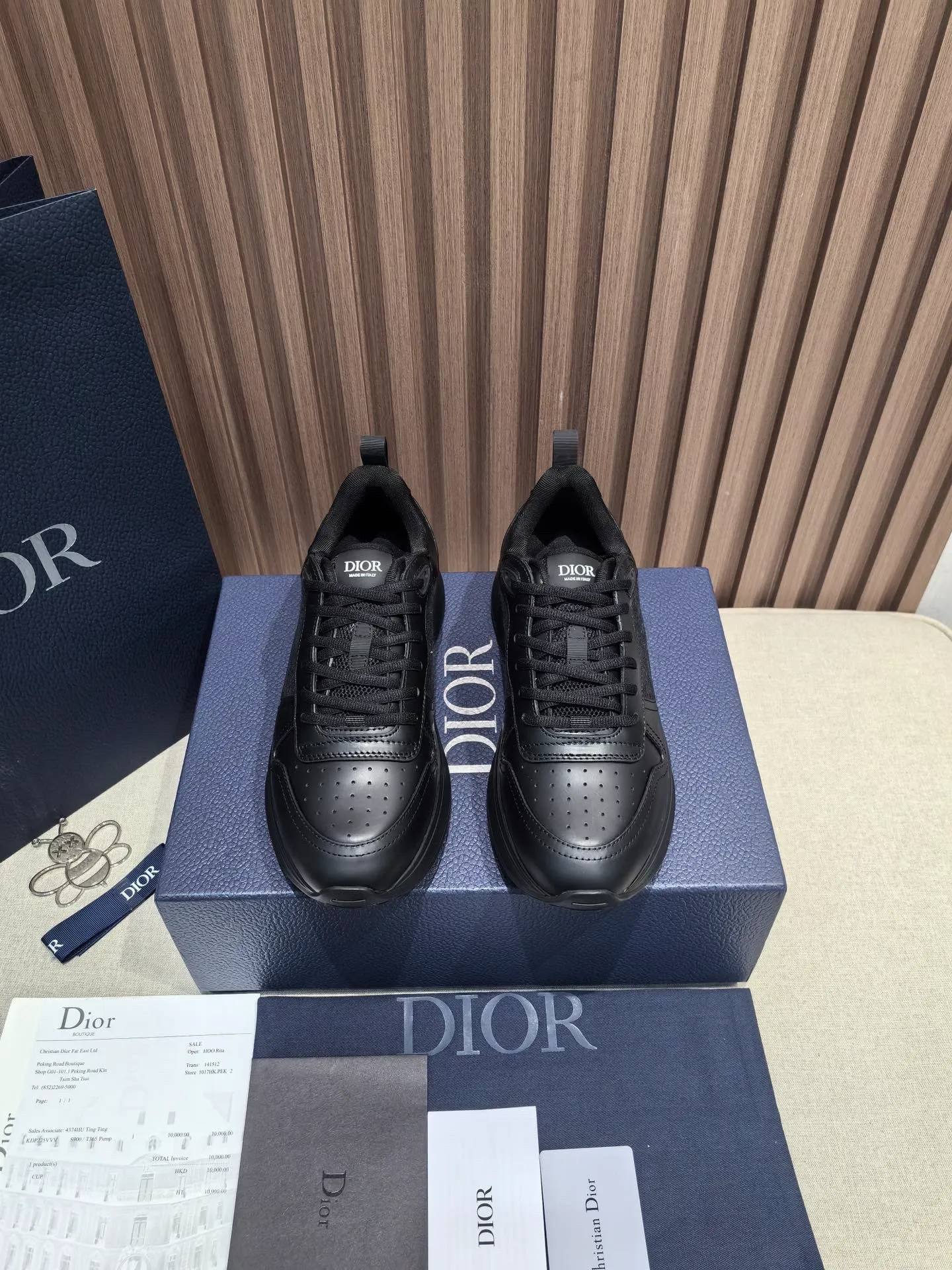 Factory price: 440💰 🔍Top purchasing agent🇮🇹 Dior's super-popular sports shoes, popular for street men, are synchronized with the new product counters. The uppers are made of Italian original imported cowhide and matched with D's customized fabrics. It is a must-have for fashionistas. The complex craftsmanship is perfectly reproduced. Imported soft cowhide foot pads, soles: original soles specially provided by the original factory, exclusive movable molded soles are super comfortable, original factory follow-up goods, 🔍🔍high quality, you can enter and exit the counter at will, welcome to compare, code number 38-45 (46 can be customized and cannot be returned or exchanged)
